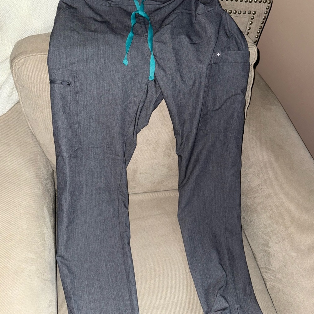Women’s Figs Graphite S Scrub bottoms
